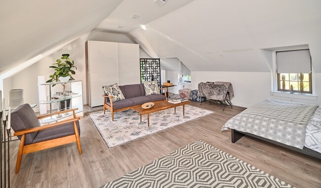 Building Photo - 6098 Upper York Rd