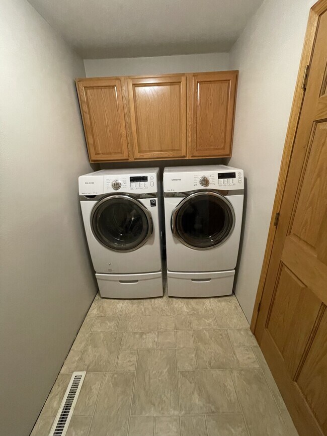 Building Photo - 127 E Main St