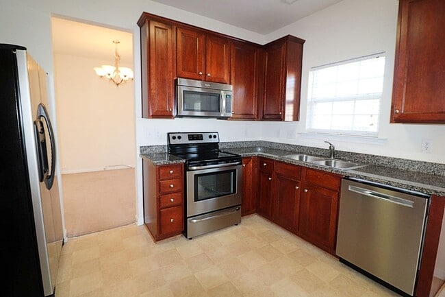 Building Photo - Well maintained 3 bedroom 2.5 bath home ne...