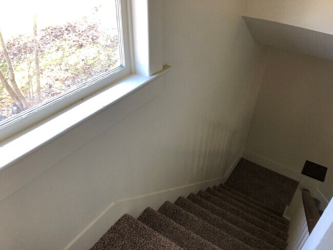Building Photo - Adorable 3bed/1.5bath Home Close to School...