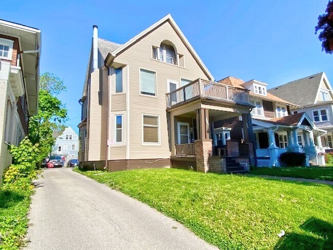 Building Photo - Maryland Lower near UWM