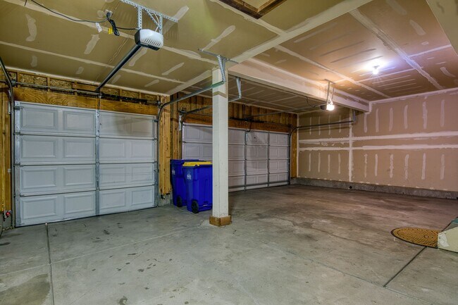 Building Photo - Beautiful home with 4 bedrooms, 2 1/2 bathrooms, 3-car garage in cul-de-sac available for $2,350