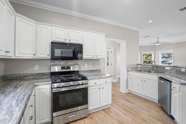 Building Photo - BAY FRONT LIVING