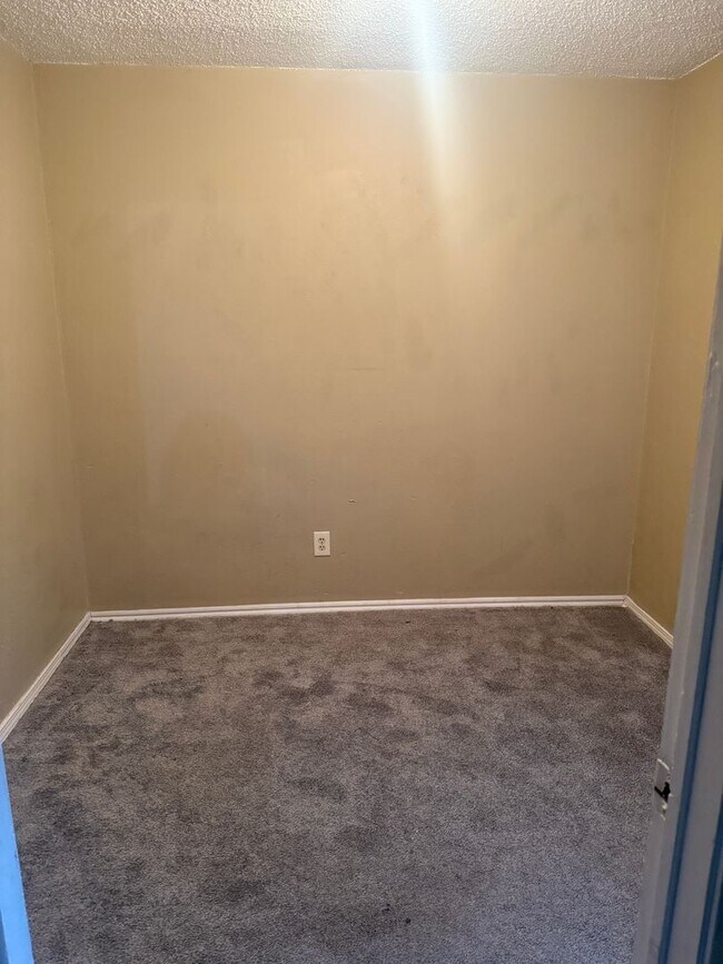 Building Photo - 1128 N Eagle Ln