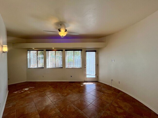 Building Photo - 3 Bedroom 2 Bathroom Charmer In Nob Hill!
