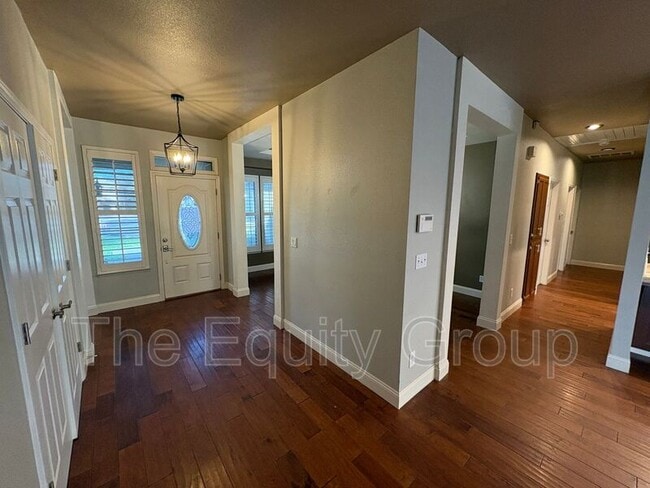 Building Photo - 540 W Birch Ct