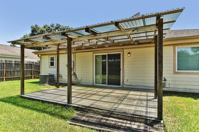 Building Photo - 2007 Highland Hills Dr