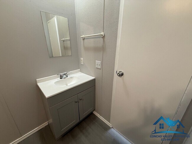 Building Photo - For Sale or Rent-to-own - 3 Bed/ 2 Bath on One Acre in Grape Creek