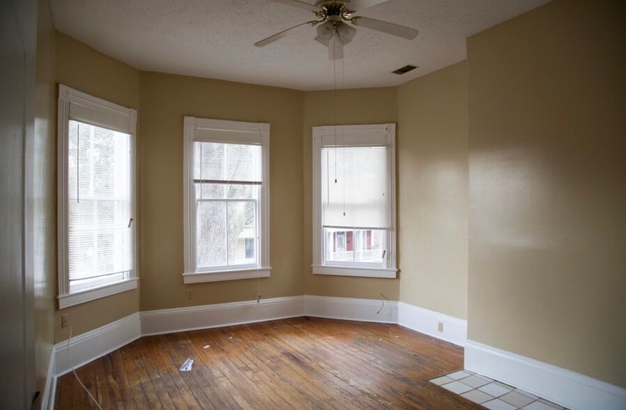 Building Photo - 518 E Waldburg St