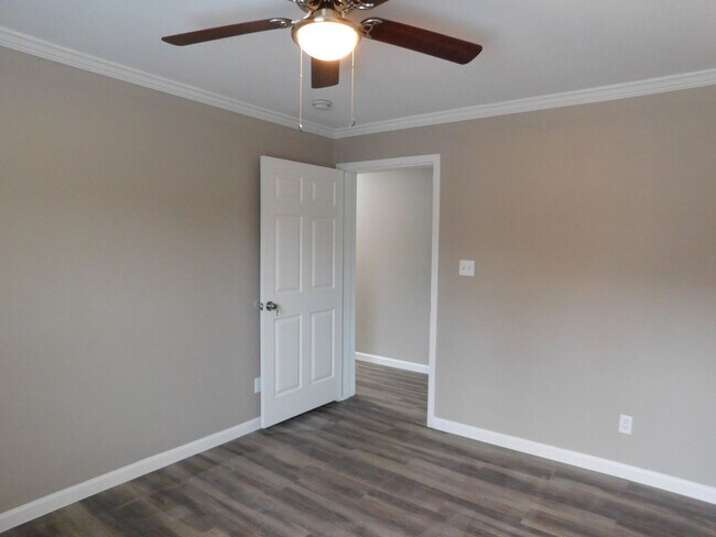 Building Photo - 155 Varsity Dr