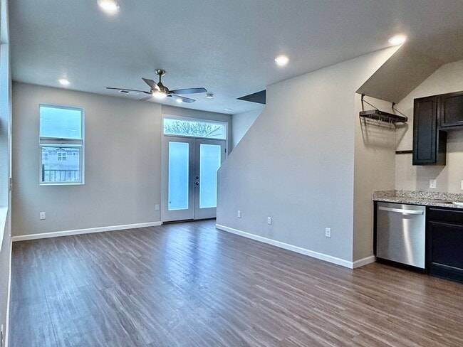 Building Photo - Wonderful End Unit 2 Bed/2.5 Bath Townhome...