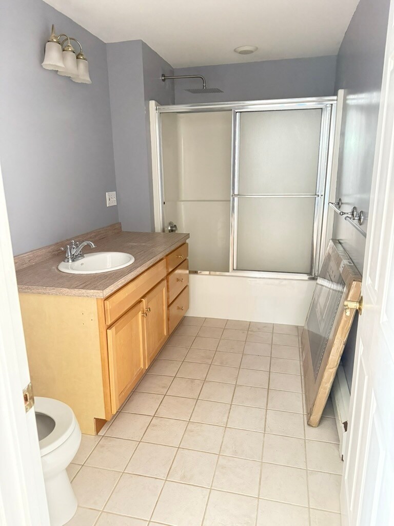 Full bathroom (w/shower & tub), across from front door - 20 Partridge Ln