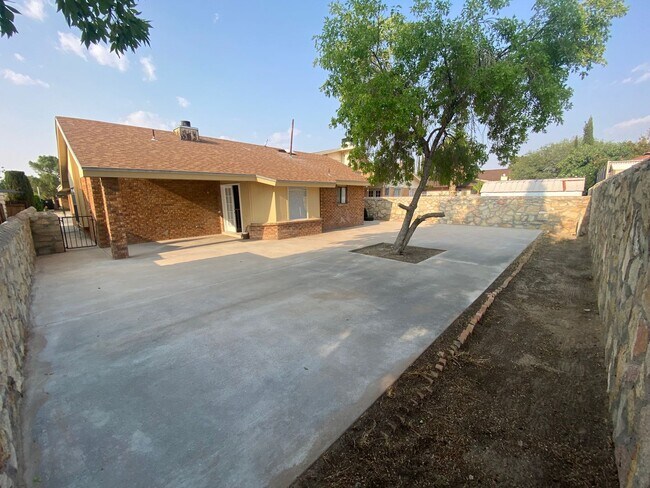 Building Photo - EASTSIDE HOME FOR RENT