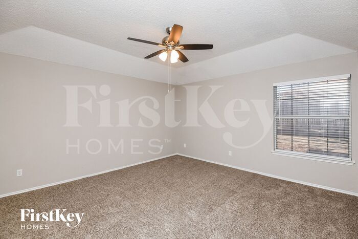 Building Photo - 609 Hollyberry Dr