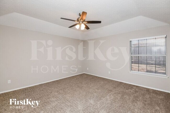 Building Photo - 609 Hollyberry Dr