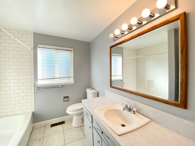 Building Photo - Charming Lake Hills Home in the Heart of Bellevue