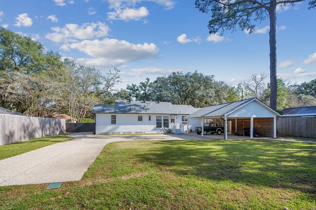 Building Photo - 1566 Country Club Dr