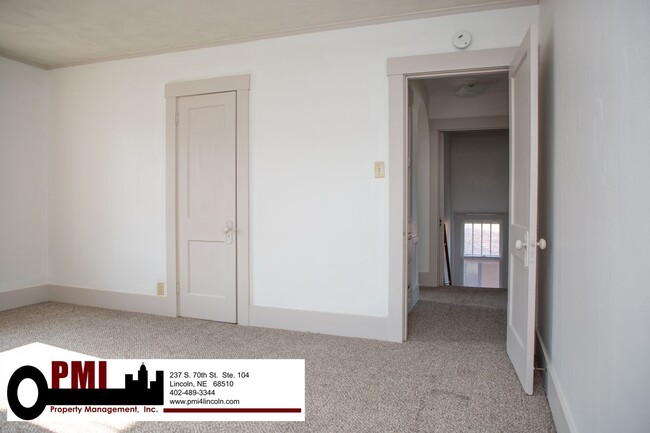 Building Photo - 4 Bedroom, 1.5 bathroom House For Rent; Av...