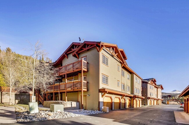Building Photo - Heat included!  1 car garage!  Vaulted Cei...