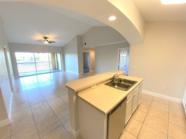 Building Photo - ** FAIRWAY PRESERVE ** 3 BED / 2 BATH COND...