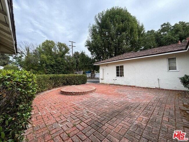 Building Photo - 15471 Victory Blvd