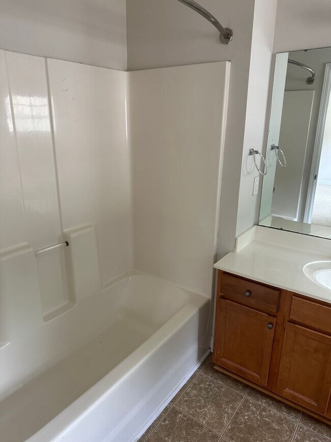 Building Photo - Beautiful townhome located minutes from Ch...