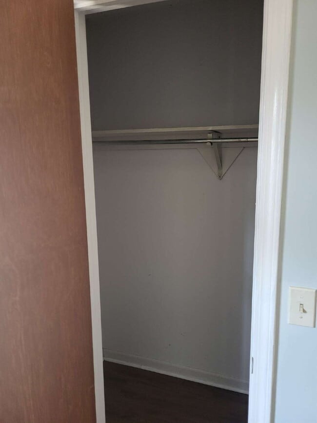 Building Photo - "Charming Goose Creek Townhouse: Cozy 2-Bedroom Retreat with Fireplace!"