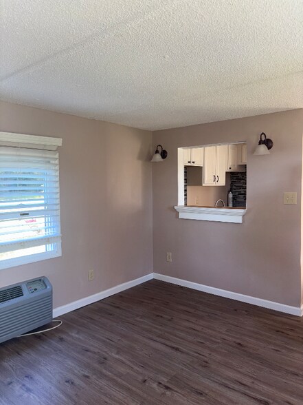 Building Photo - 15 Little Ln