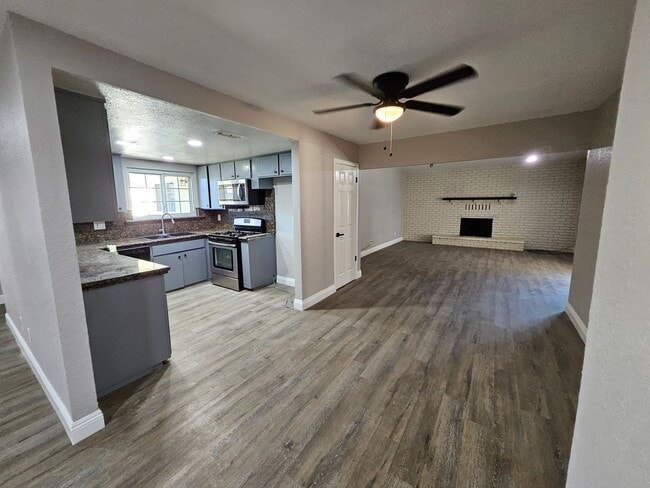 Building Photo - Welcome Home! Spacious Floor Plan 3 Bed 2 ...