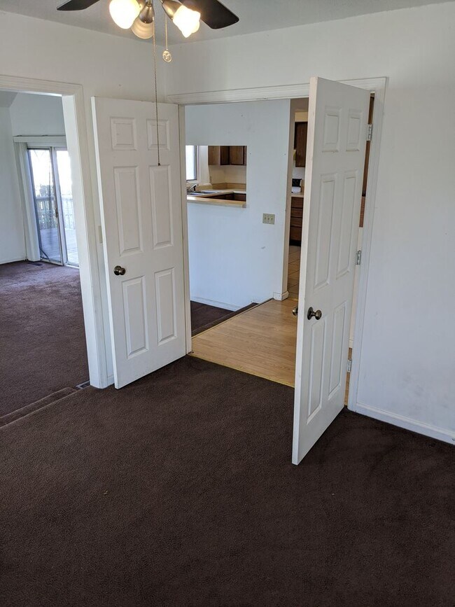 Building Photo - 1709 E Willow Ct