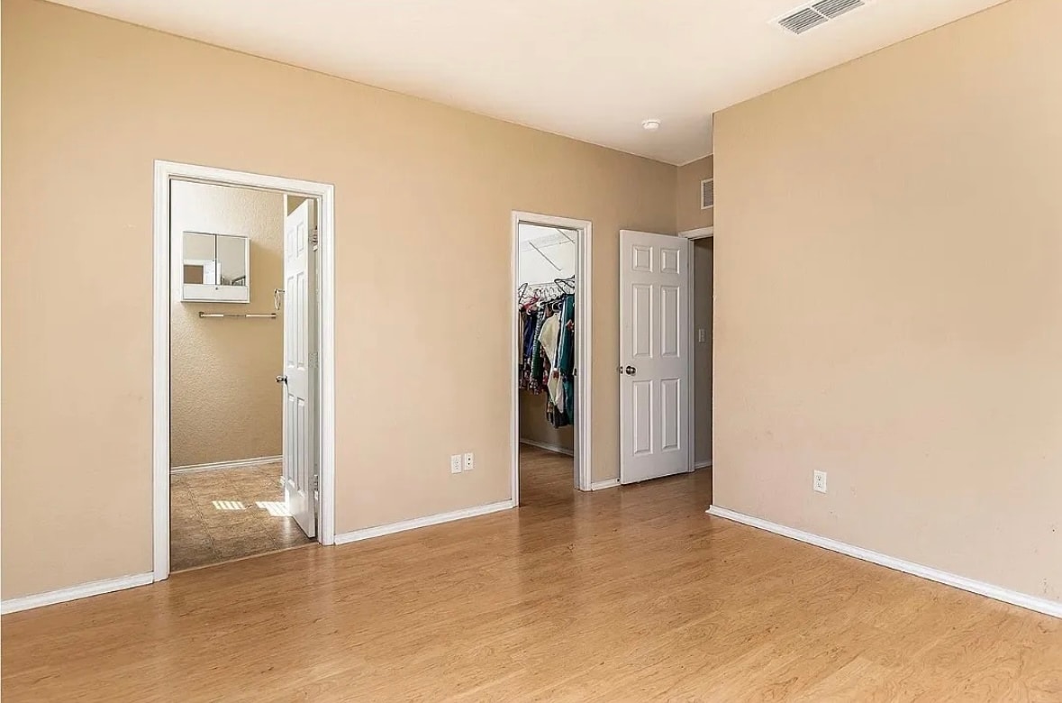 Master bedroom, bathroom and closet - 714 Roping Star