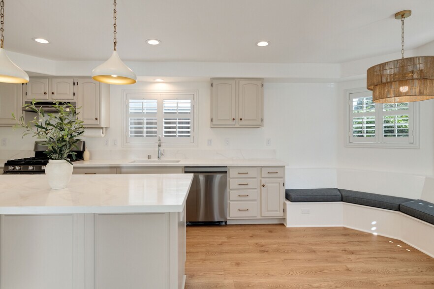 Building Photo - 1504 N Poinsettia Ave