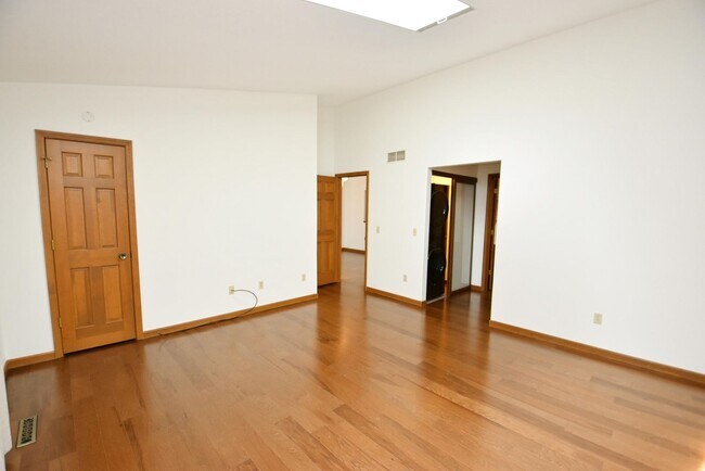 Building Photo - Waterfront Condo in Penn Schools District,...