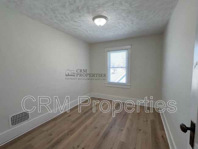 Building Photo - 718 W Monroe St