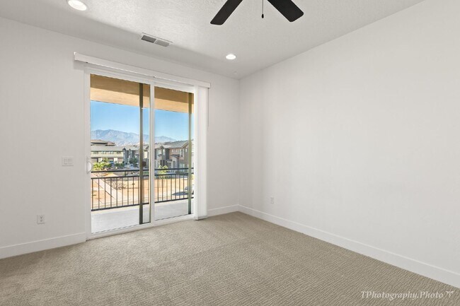 Building Photo - "Beautiful pet friendly 3-Bedroom, 2.5 Bat...