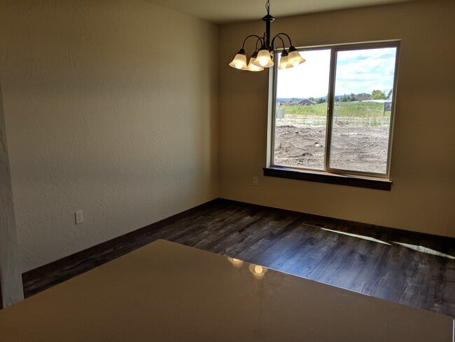 Building Photo - 4 Bed 2 Bath Rancher in Post Falls