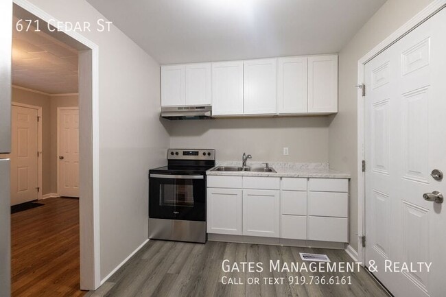 Building Photo - 671 Cedar St