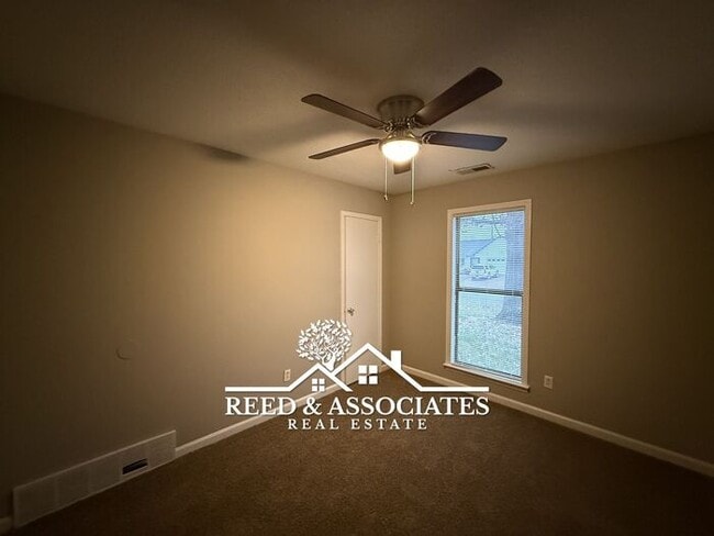 Building Photo - Charming Home Located in Quiet Cove!