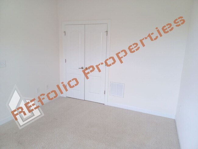 Building Photo - Lovely 5 Bedroom 4 Bathroom Single Family ...