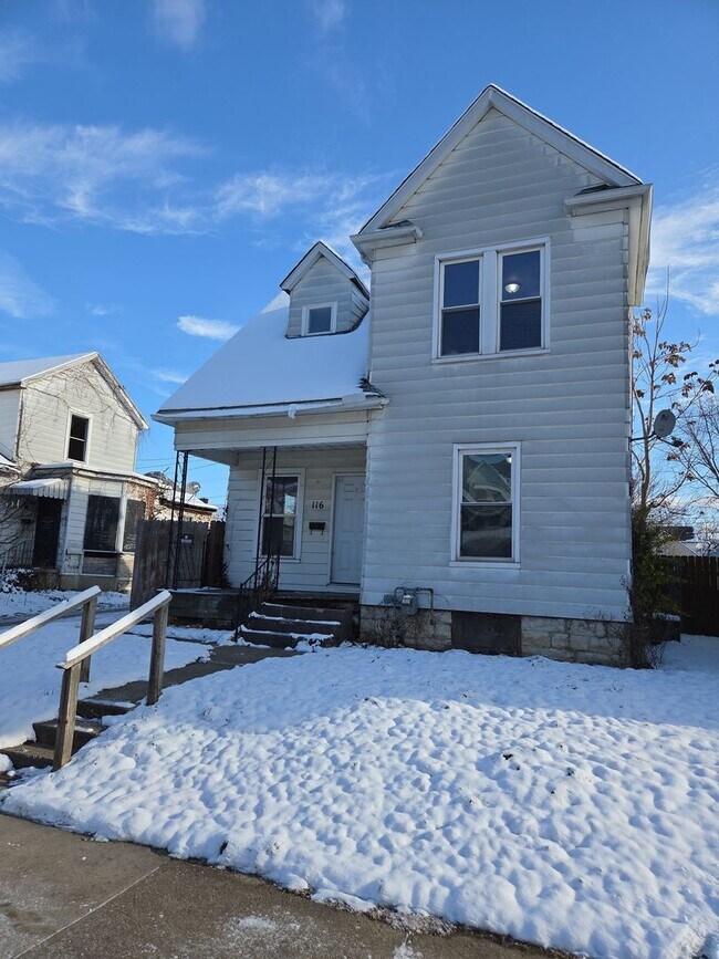 Primary Photo - Quaint 3 bed 1.5 bath with detached garage close to everything