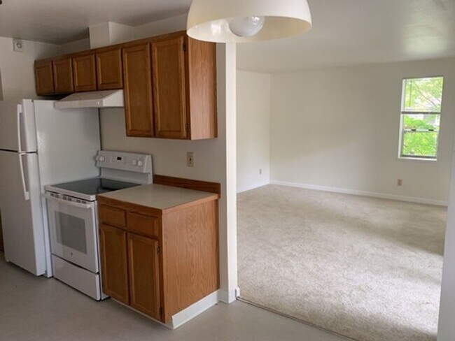 Building Photo - Hidden Gem in Northeast Seattle w/ In-Unit Washer/Dryer!