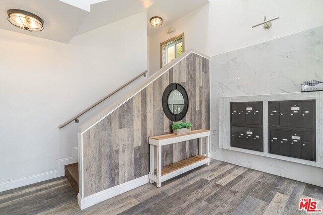 Building Photo - 10900 Blix St