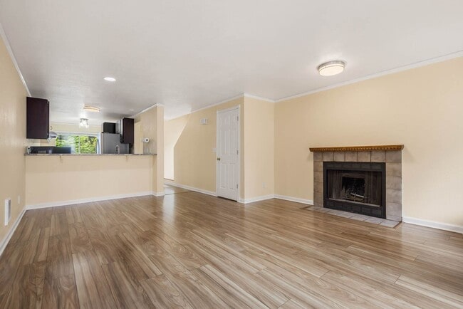Building Photo - End-Unit Townhome in the Heart of Downtown Issaquah