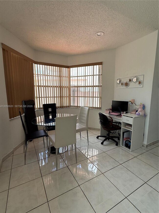 Building Photo - 9940 SW 146th Ct