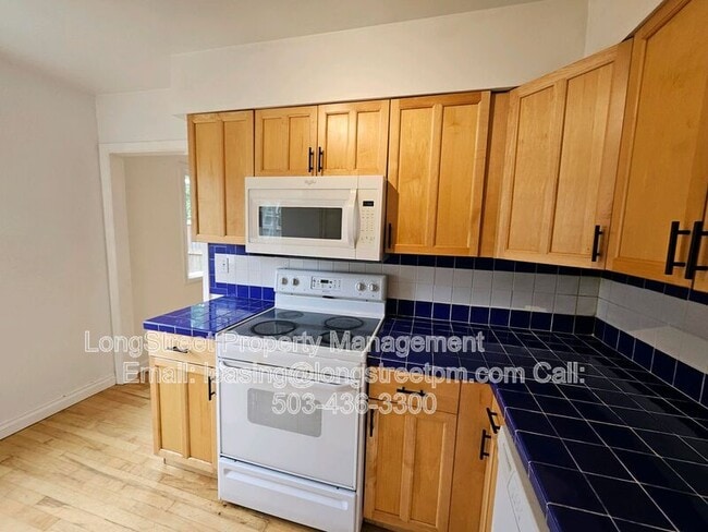 Building Photo - 2205 N Willamette Blvd