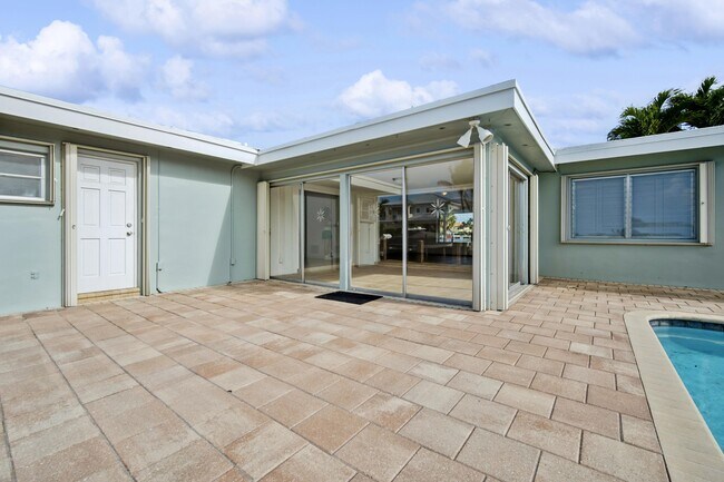 Building Photo - 2433 NE 24th St