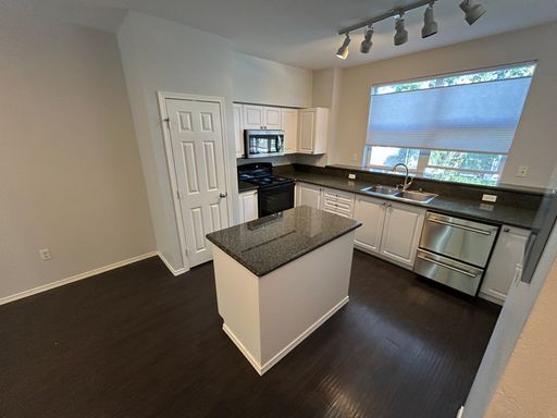 Building Photo - Gorgeous 2 bedroom 2 bath townhome available now!