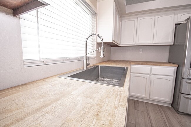 Building Photo - 8644 Frankfort St