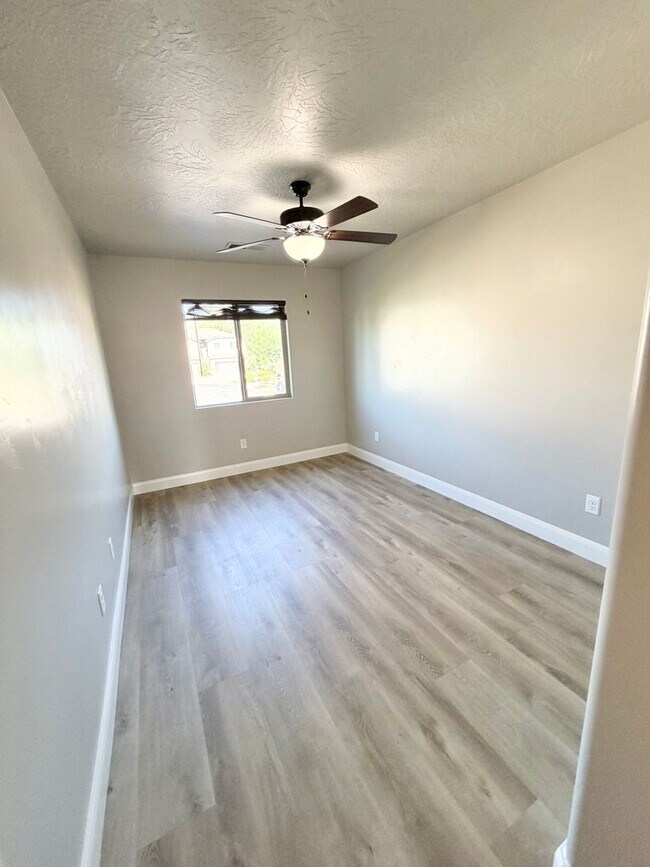 Building Photo - 355 W 200 S