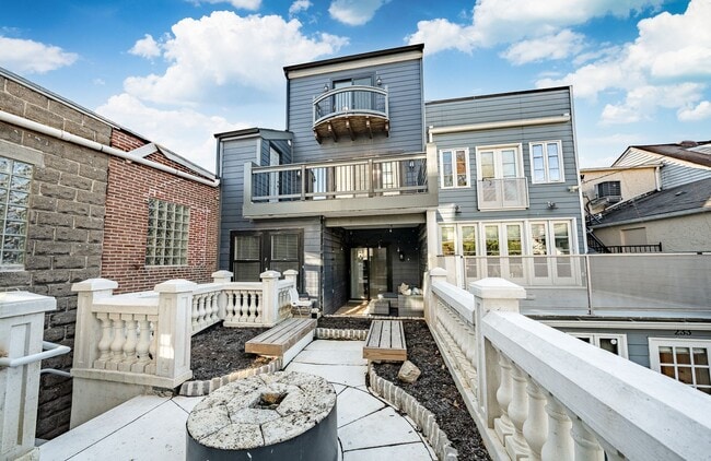 Building Photo - 235 E Market St